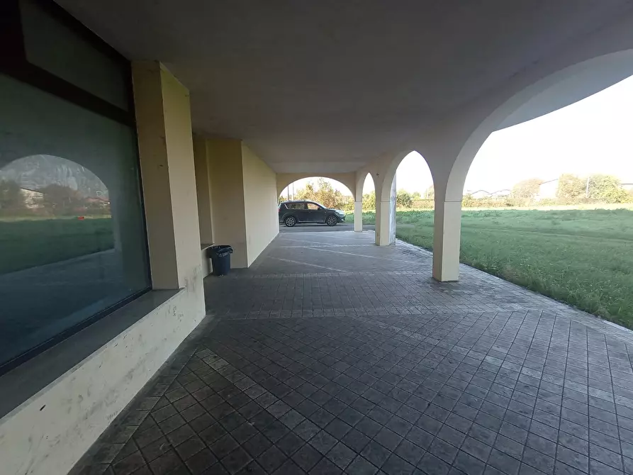 Immagine 1 di Negozio in vendita  in Via Pegolotte, via Bosco, 59 a Cona