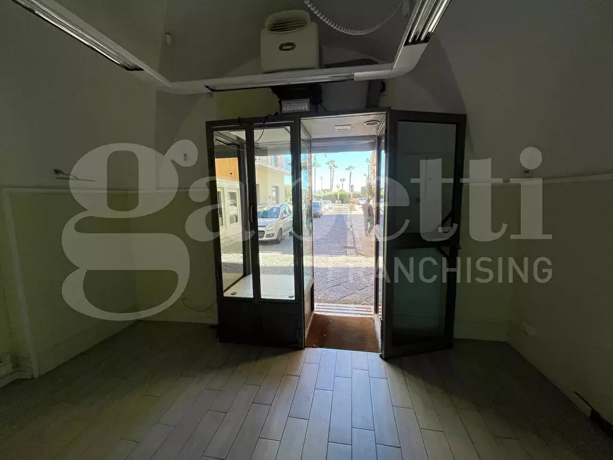 Immagine 7 di Negozio in vendita  in Via Indipendenza, 119 a Gaeta
