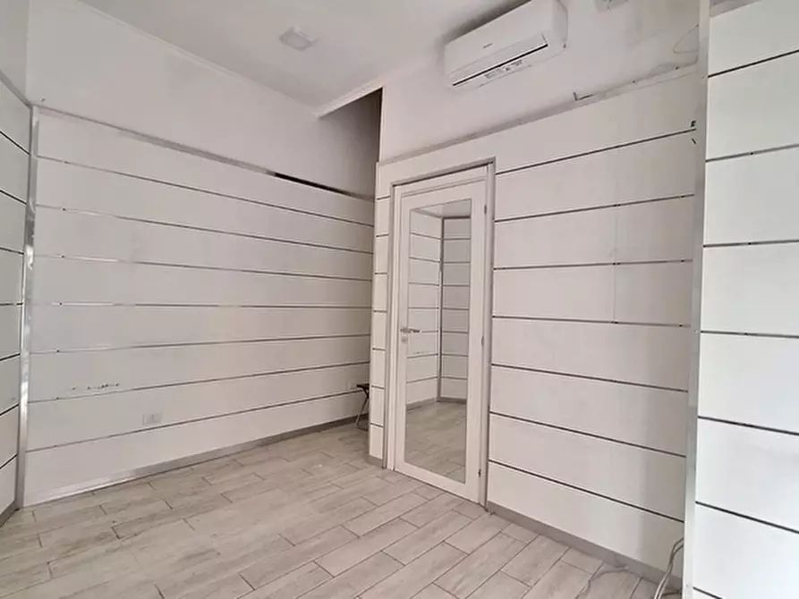 Immagine 6 di Negozio in affitto  in Via Domenico Cirillo a Napoli