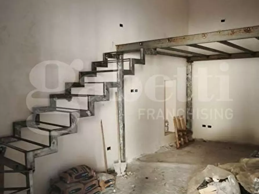 Immagine 2 di Negozio in affitto  in Via Cadorna, 40 a Succivo