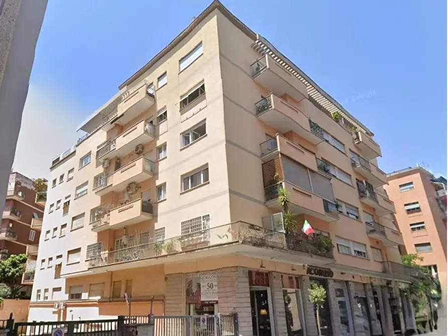 Immagine 13 di Appartamento in vendita  in Via Ugo De Carolis, 31 a Roma