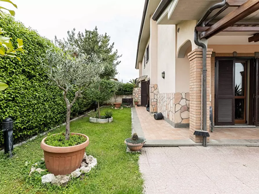 Casa bifamiliare in vendita in Via Pietro Vannucci, 10 a Guidonia Montecelio