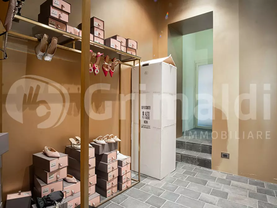 Immagine 35 di Negozio in vendita  in Piazza Annunziata, 12 a Marigliano