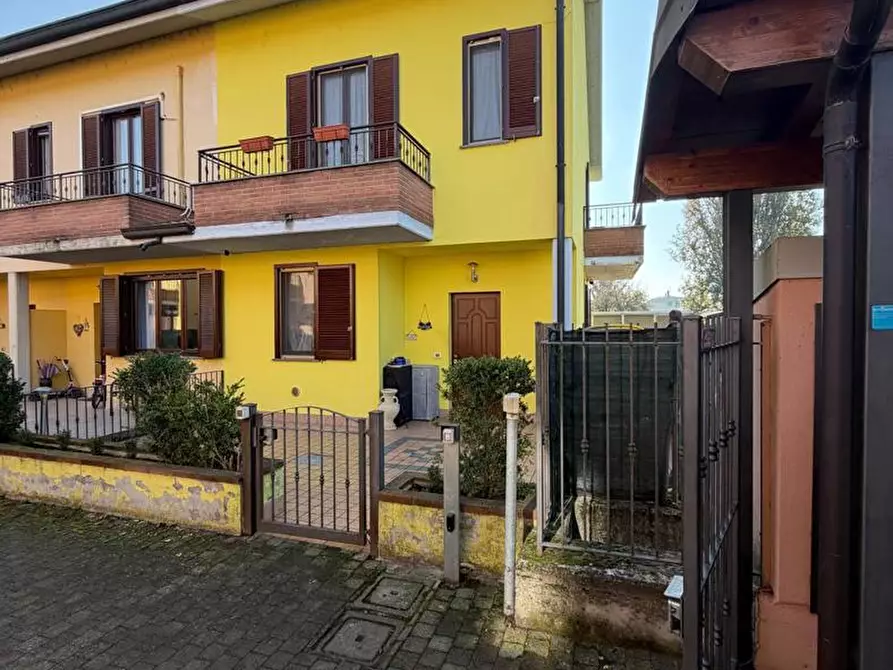 Immagine 1 di Villetta a schiera in vendita  in Via MARTIRI DELLA RESISTENZA, 32 a Casalpusterlengo