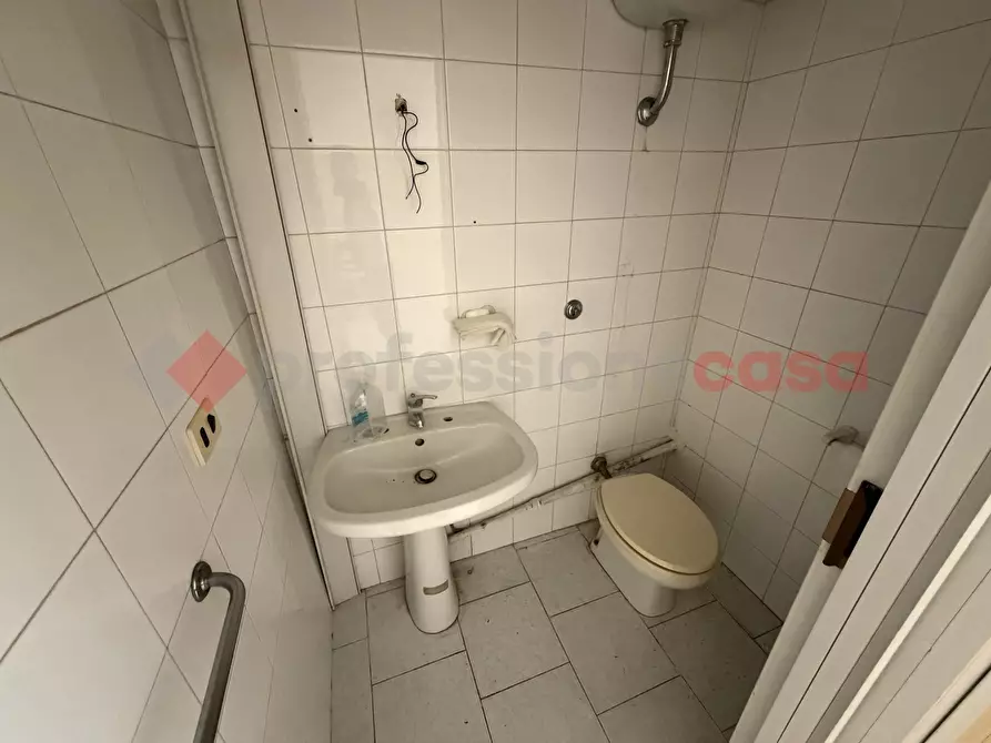 Immagine 15 di Negozio in vendita  in Via Lugnano, snc a Santa Maria Capua Vetere