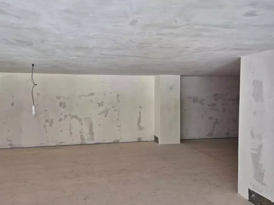 Immagine 12 di Negozio in affitto  in Via Vaglia, 7/9 a Roma