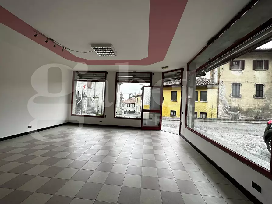 Immagine 19 di Negozio in affitto  in Via Marconi, snc a Erba