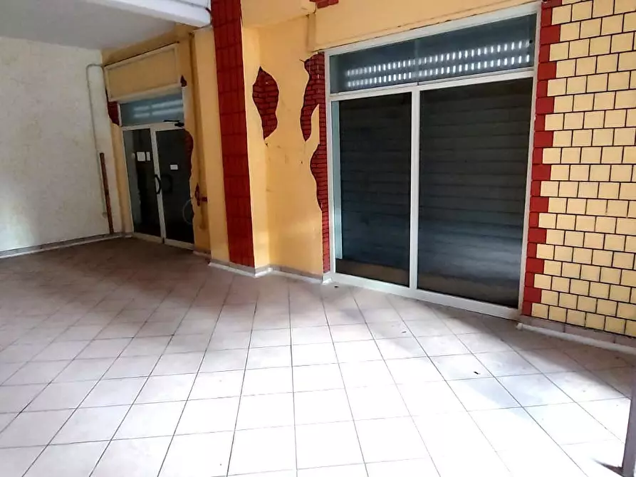 Immagine 4 di Negozio in vendita  in Via Pietro Giannone a Napoli