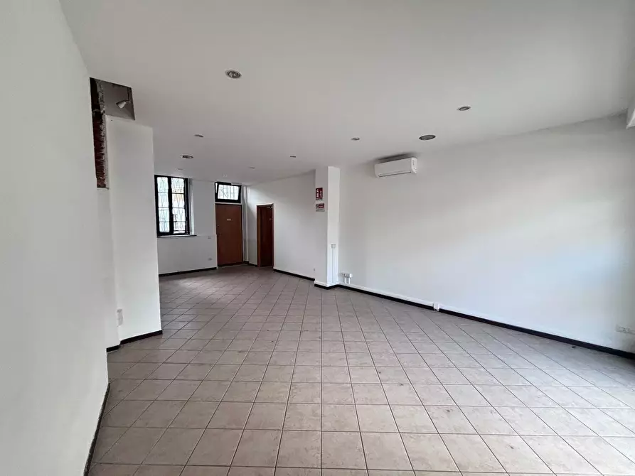 Immagine 8 di Negozio in vendita  in Via pavia, 25 a Abbiategrasso