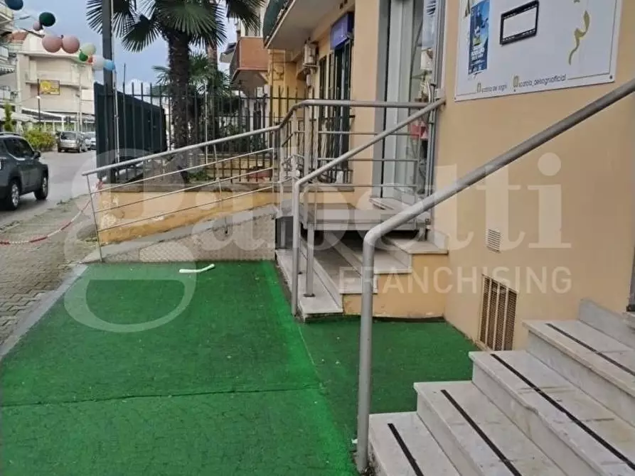 Immagine 3 di Negozio in affitto  in Via Martiri Atellani, 98 a Sant'arpino