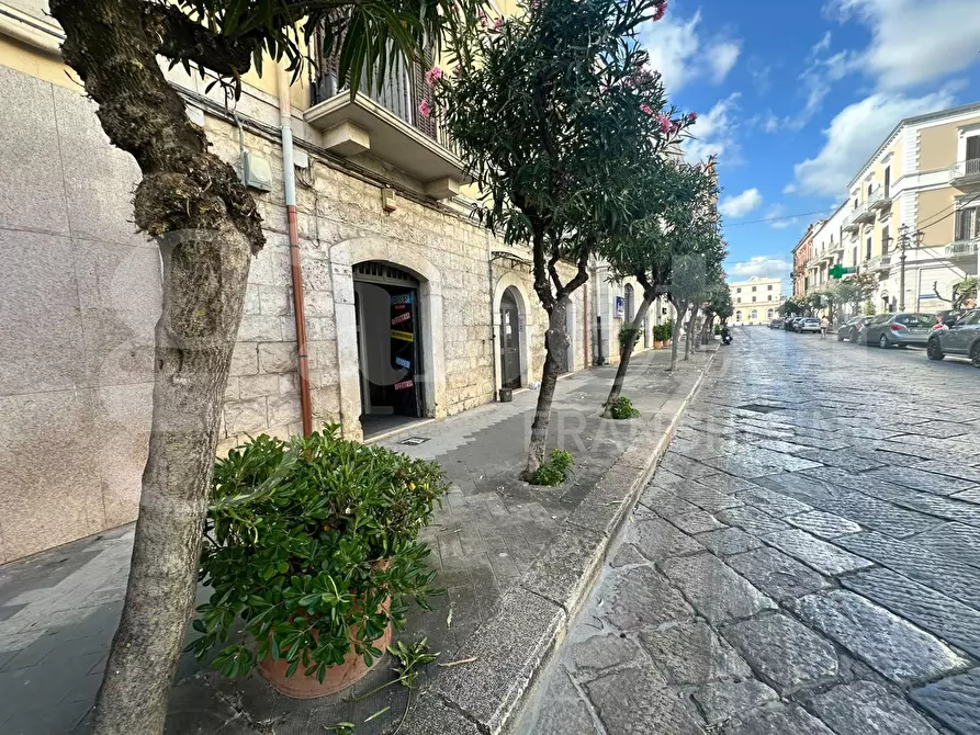 Immagine 1 di Negozio in vendita  in Via Cavour a Trani