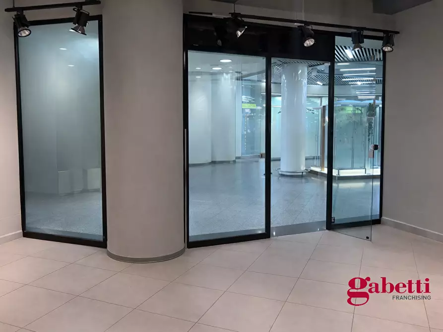 Immagine 9 di Negozio in vendita  in Via Mario Rigamonti, 100 a Roma