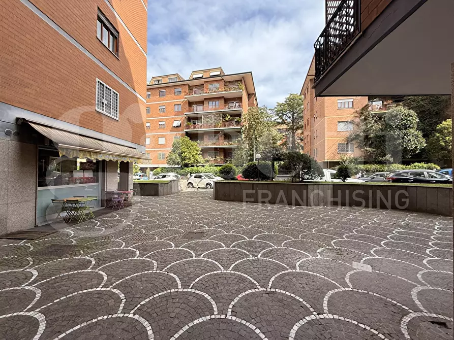 Immagine 3 di Negozio in affitto  in Via Vincenzo Renieri, 28/30 a Roma