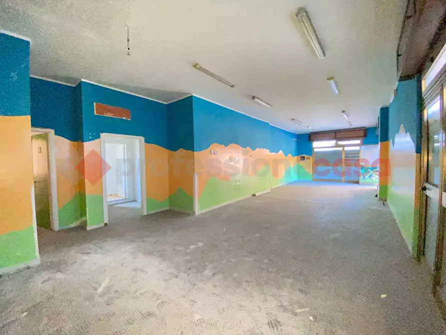 Immagine 12 di Negozio in affitto  in Piazza Bergamo, 22 a Mondragone