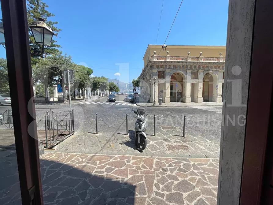 Immagine 13 di Negozio in vendita  in Piazza Traniello, 27 a Gaeta