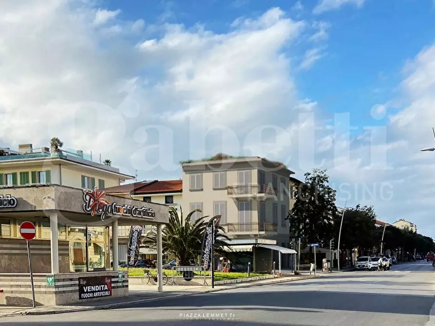 Immagine 8 di Palazzo in vendita  in Piazza Lemmetti a Camaiore