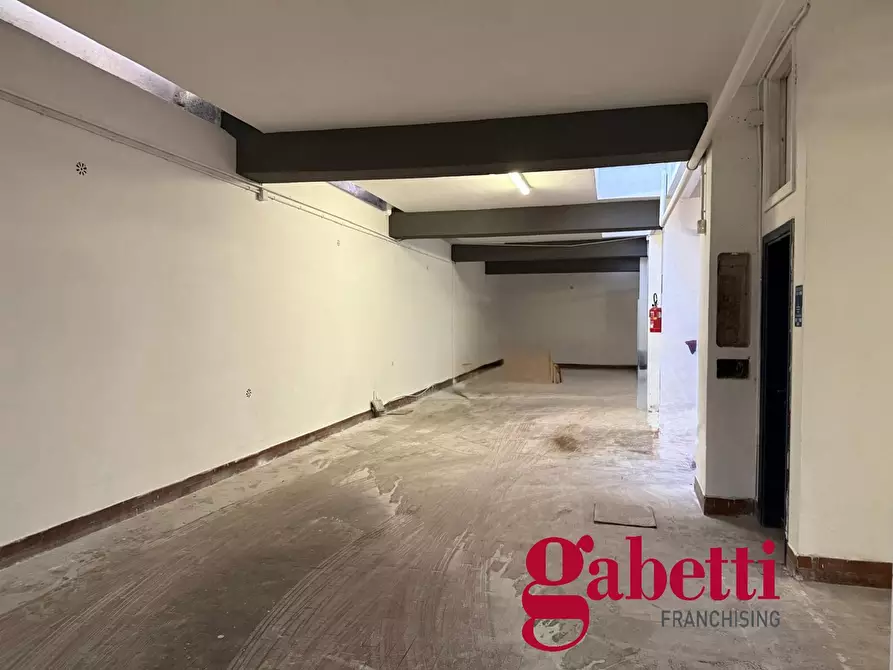 Immagine 4 di Negozio in vendita  in Via Saturnia, 21 a Roma