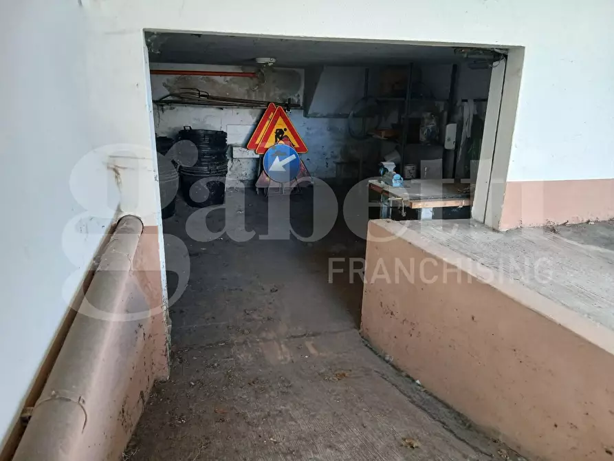 Immagine 9 di Negozio in vendita  in Via Garibaldi, 1 a Cento