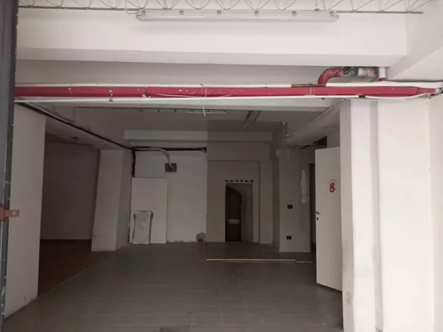 Immagine 10 di Negozio in affitto  in Via CAVOUR a Firenze