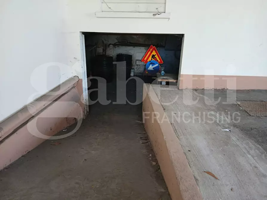 Immagine 10 di Negozio in vendita  in Via Garibaldi, 1 a Cento