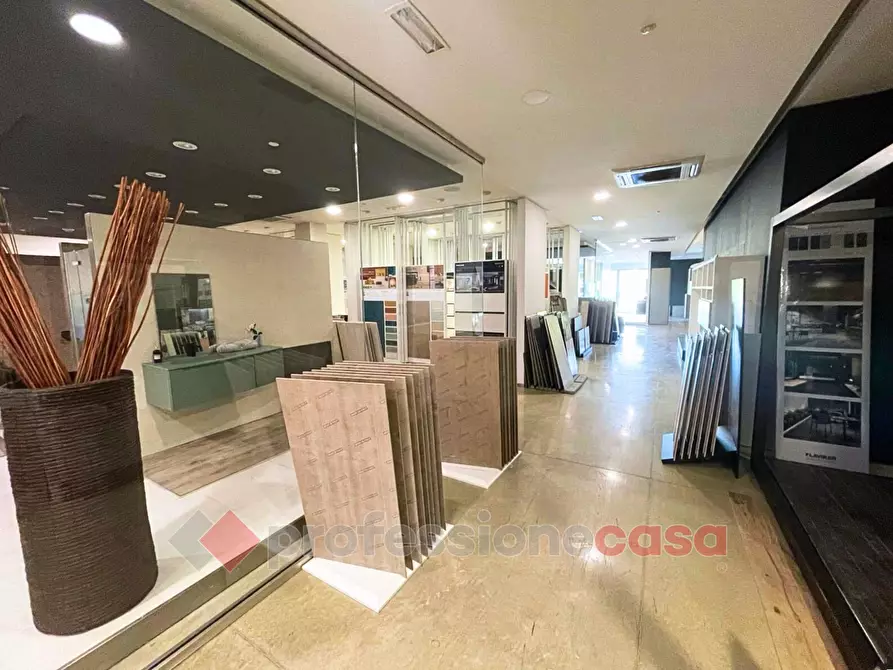 Immagine 6 di Negozio in vendita  in Via Pievaiola a Perugia