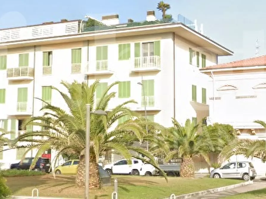 Immagine 4 di Palazzo in vendita  in Piazza Lemmetti a Camaiore