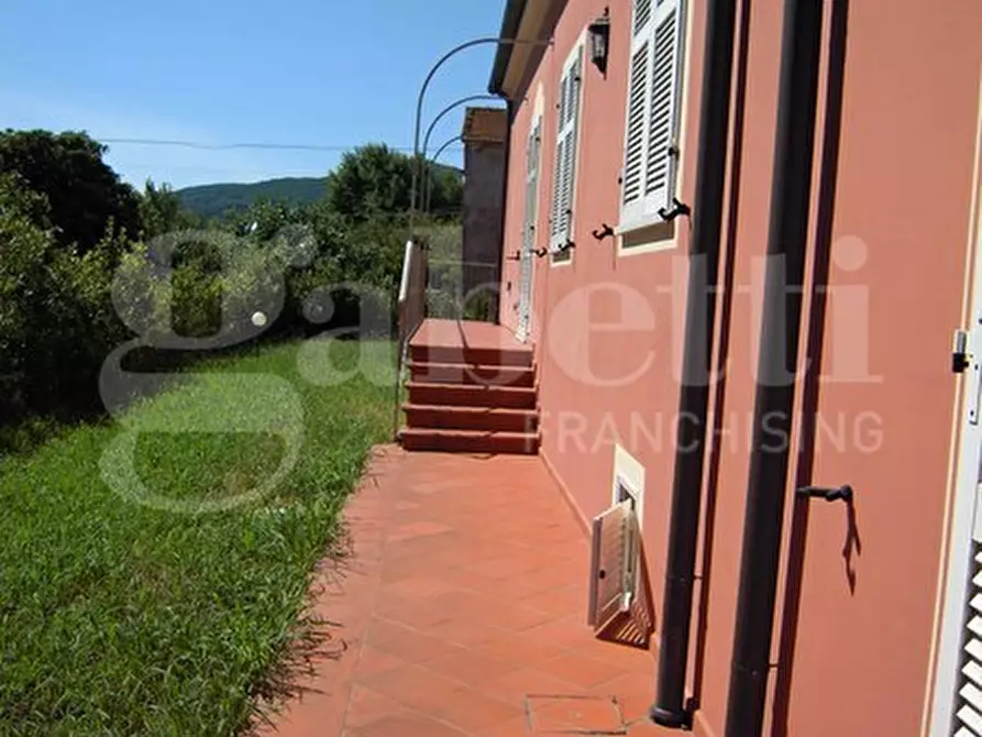 Immagine 10 di Villa in vendita  in Via xxv aprile, 10 a Sarzana