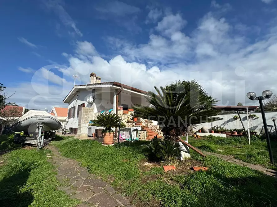 Immagine 1 di Casa trifamiliare in vendita  in Via delle mimose, 67 a a Ardea