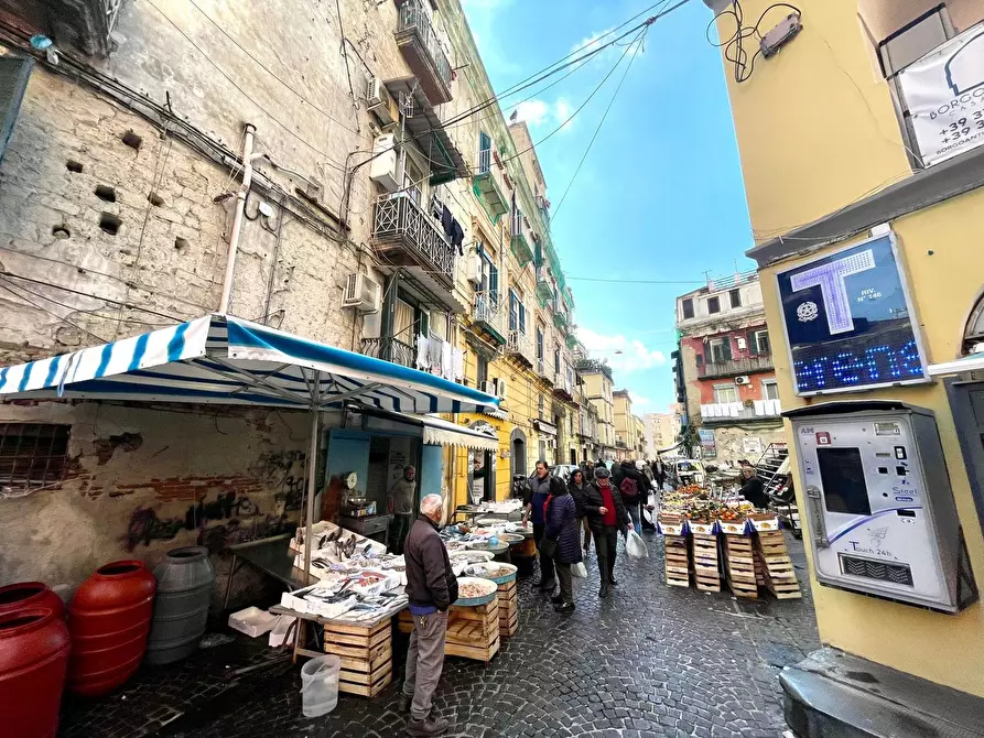 Immagine 1 di Negozio in vendita  in Via Annella di Massimo a Napoli