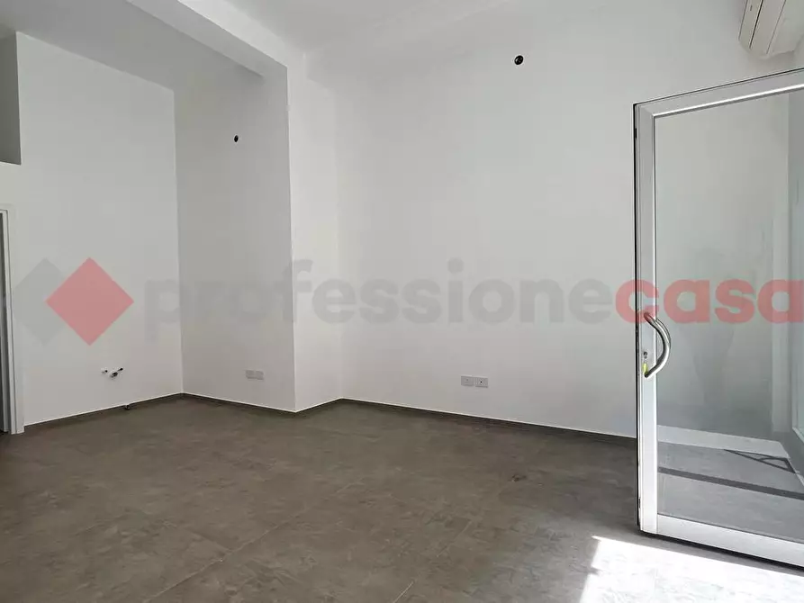 Immagine 4 di Negozio in vendita  in Via PETRACCA a Monopoli