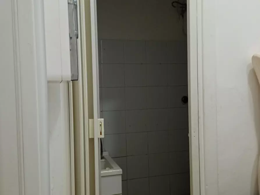 Immagine 9 di Negozio in affitto  in Via Pasquali, 21 a Benevento