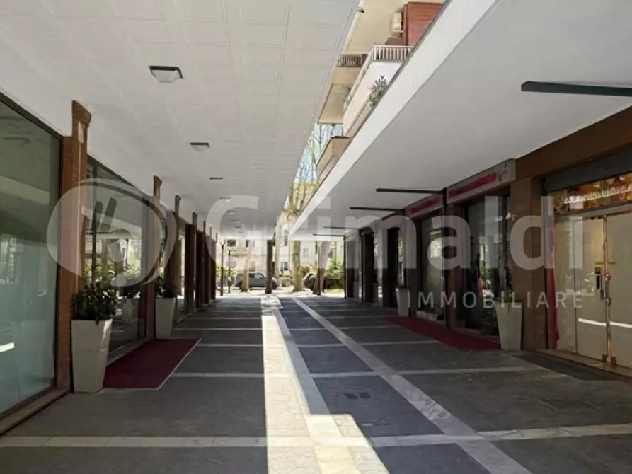 Immagine 1 di Negozio in vendita  in Viale roma, 82 a Cervia