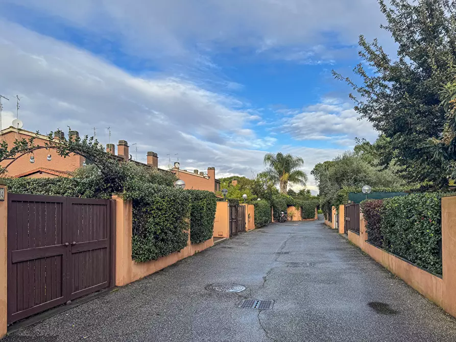 Immagine 38 di Casa quadrifamiliare in vendita  in Via Ermanno Wolf Ferrari, 169 a Roma