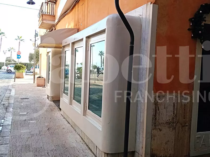Immagine 5 di Negozio in vendita  in Piazza Mare all'Arco, 7 a Gaeta