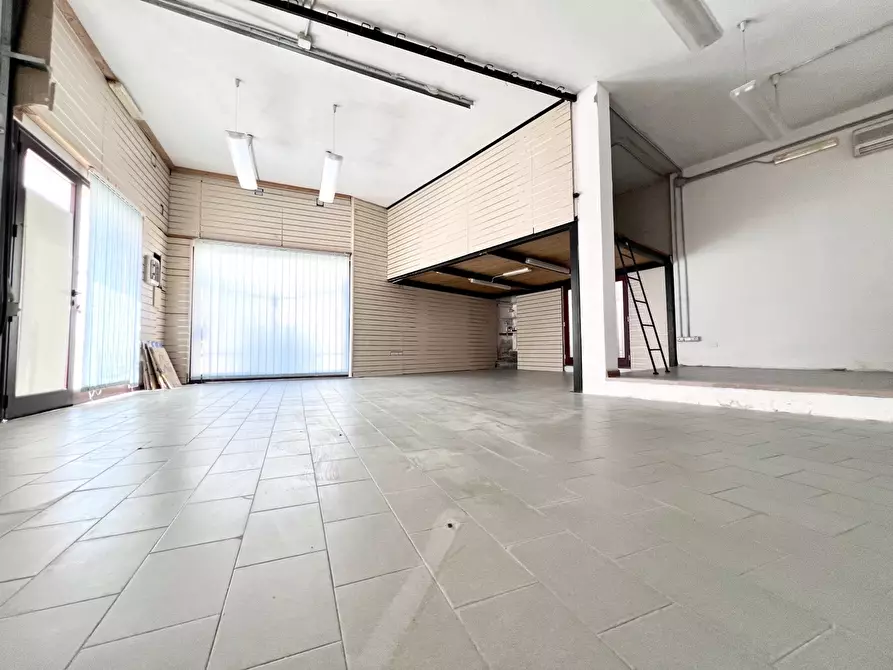 Immagine 2 di Negozio in vendita  in Via Cagliari, snc a Maracalagonis