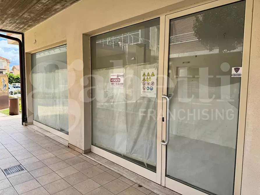 Immagine 2 di Negozio in vendita  in Via de Titta, 14 a Pineto