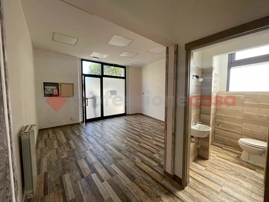 Immagine 1 di Negozio in affitto  in Via BALDESI a Firenze