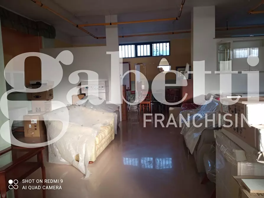 Immagine 11 di Negozio in vendita  in Via Pisacane, 26 a Benevento