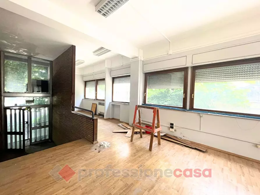 Immagine 5 di Negozio in vendita  in Via Mario Angeloni a Perugia