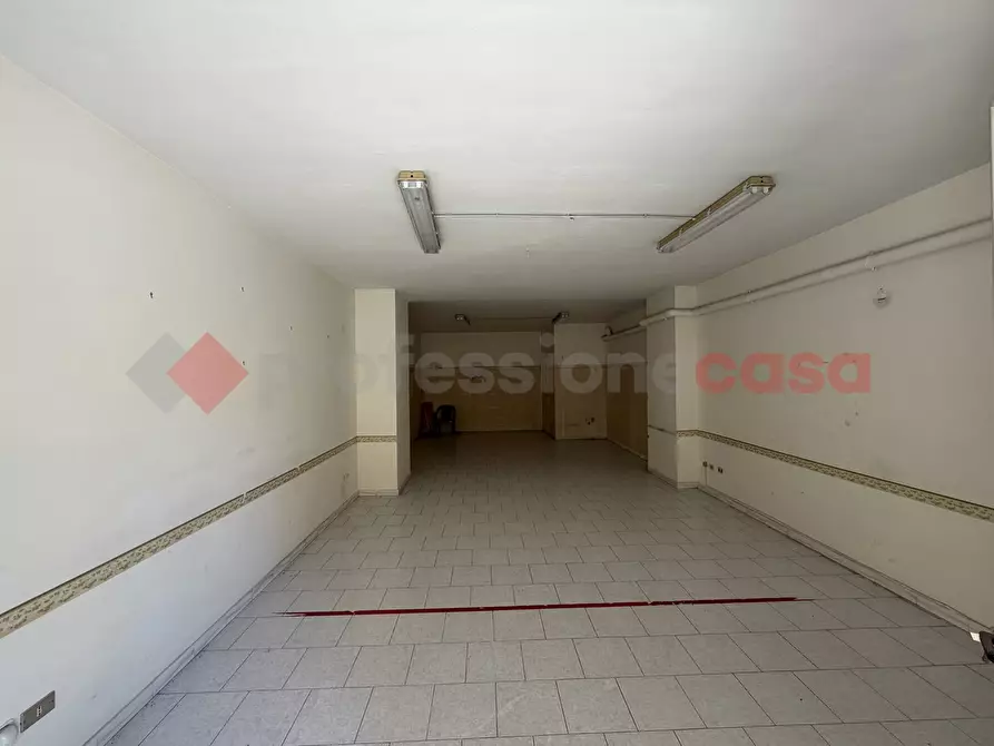 Immagine 6 di Negozio in vendita  in Via Lugnano, snc a Santa Maria Capua Vetere