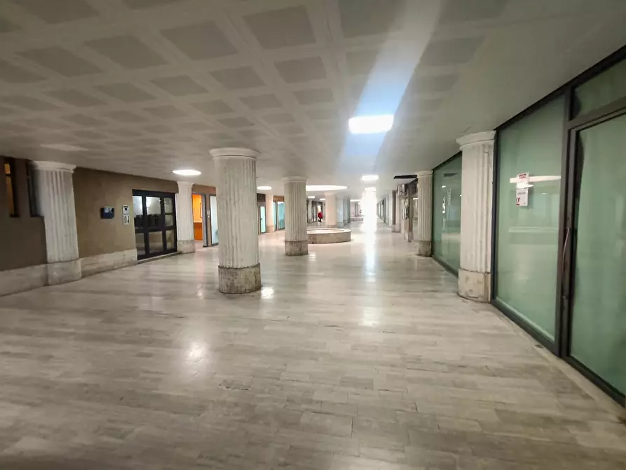 Immagine 15 di Negozio in vendita  in Via catania, 497 a Messina