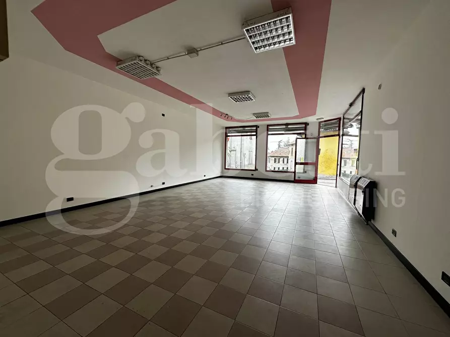 Immagine 7 di Negozio in affitto  in Via Marconi, snc a Erba