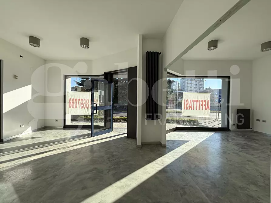 Immagine 22 di Negozio in affitto  in Via Roma, snc a Lurago D'erba