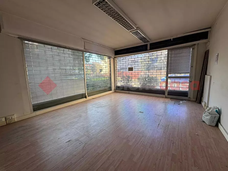 Immagine 1 di Negozio in affitto  in Via MARIO MOROSI, 24/26/28 a Firenze