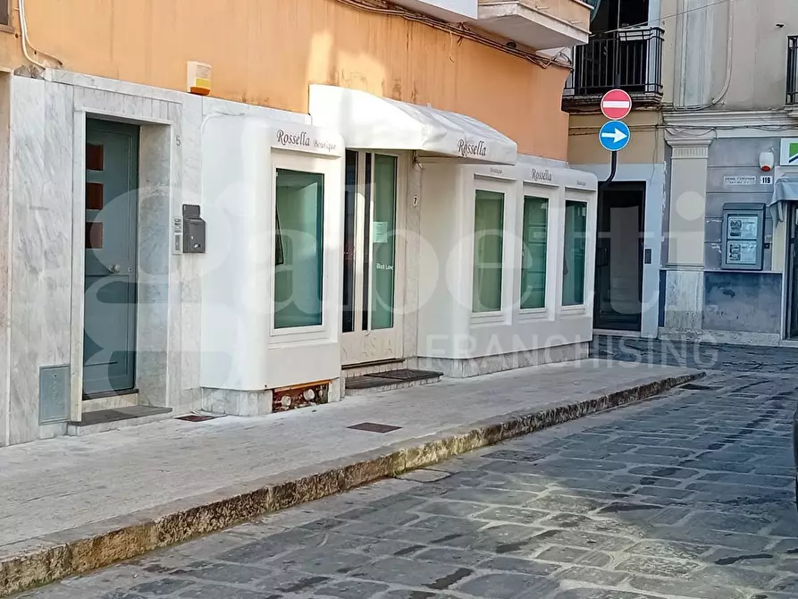 Immagine 1 di Negozio in vendita  in Piazza Mare all'Arco, 7 a Gaeta