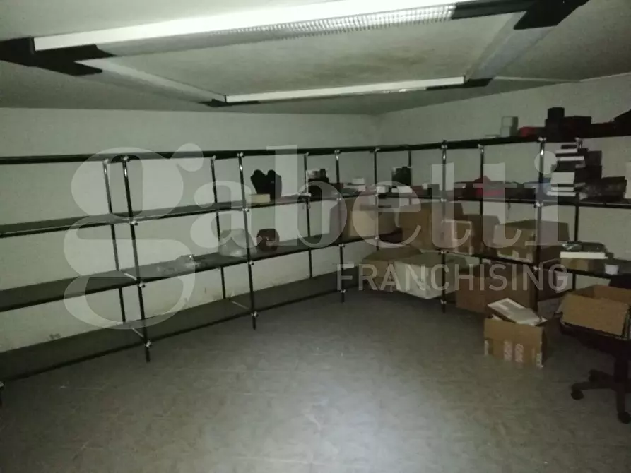 Immagine 9 di Negozio in affitto  in Via del Vecchio a Orta Di Atella