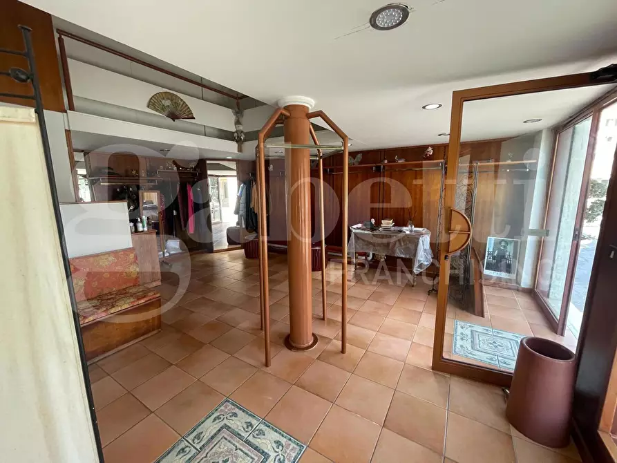 Immagine 6 di Negozio in vendita  in Piazza Traniello, 27 a Gaeta