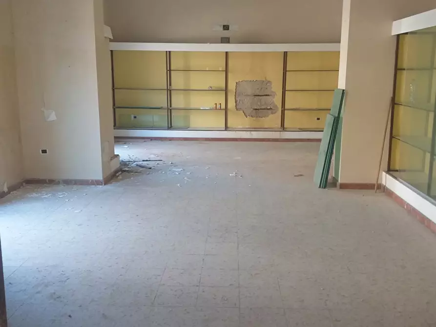 Immagine 11 di Negozio in vendita  in Viale S.Martino, 155 a Messina