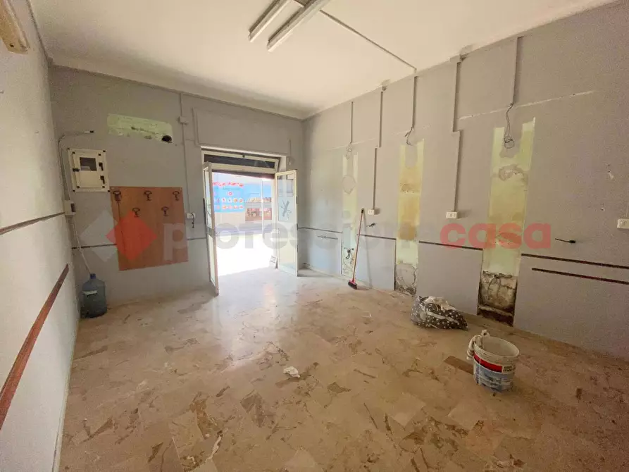 Immagine 13 di Negozio in affitto  in Via Trento, SNC a Mondragone