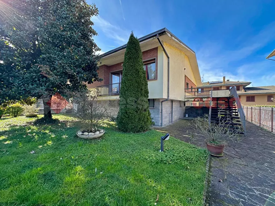 Immagine 1 di Villa in vendita  in Via Delle Robinie a Opera